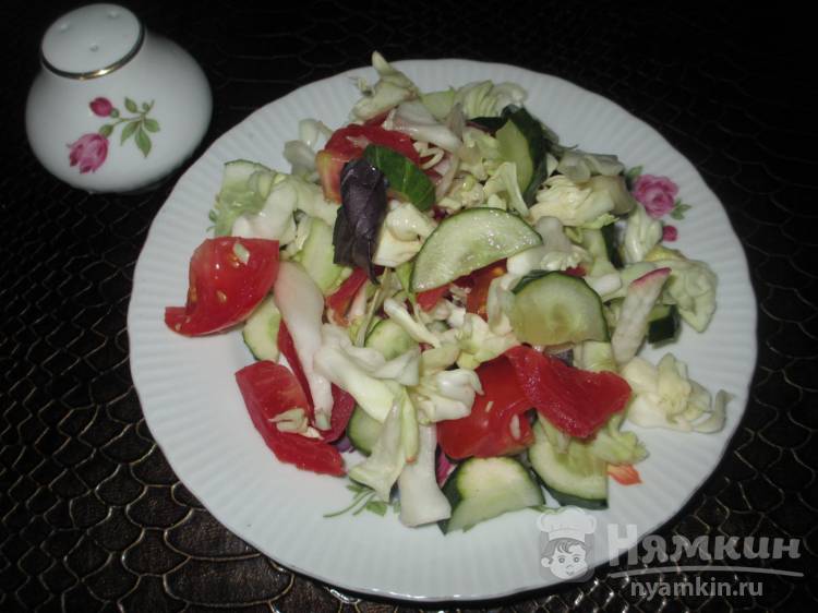 Салат с молодой капустой, огурцом, помидором, редисом и рыжиковым маслом