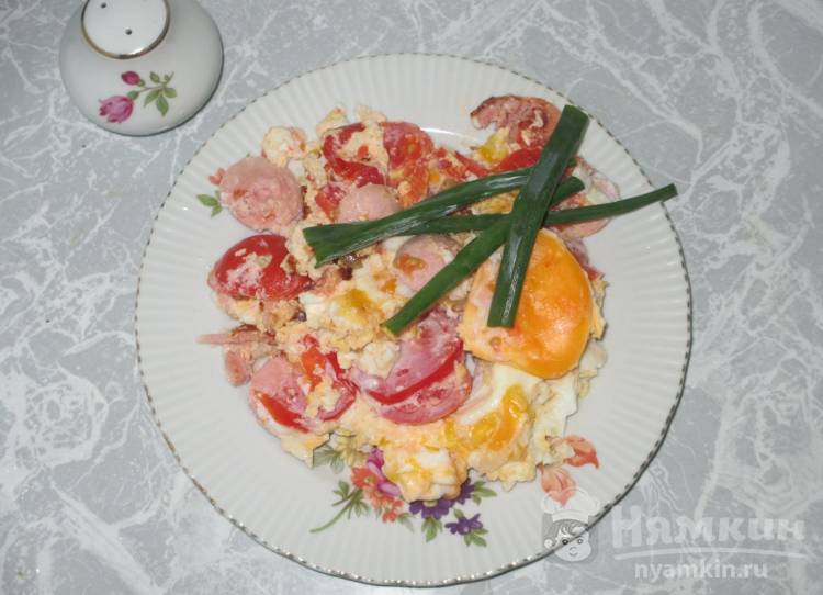 Яичница болтунья с сосисками, помидорами и лучком