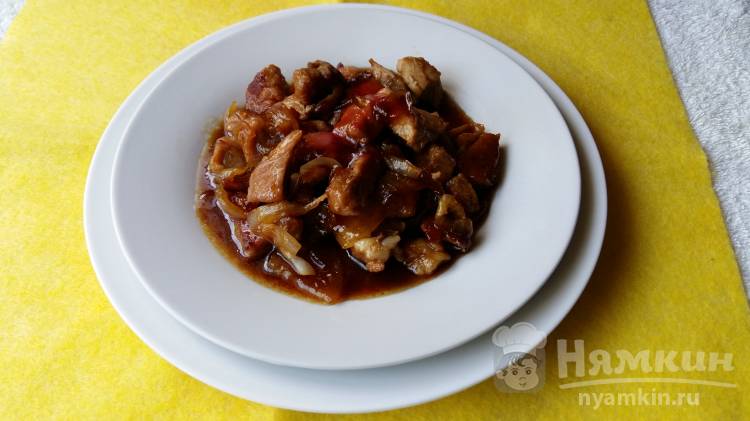 Жареное мясо свинины с луком в клюквенном соусе