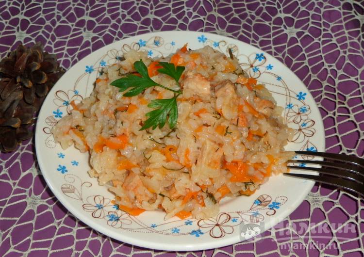 Рис со свининой и томатом в кострюле