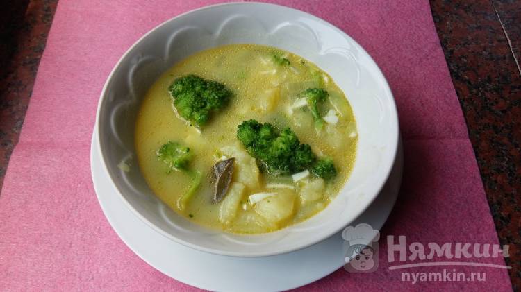 Картофельный суп с брокколи, горошком и яичным белком