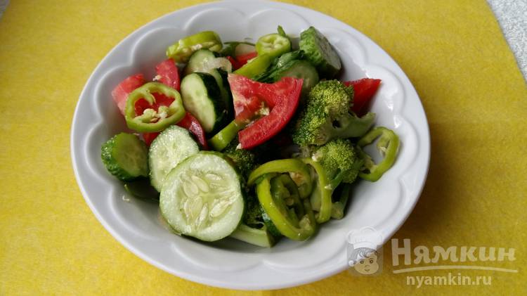 Легкий овощной салат с растительным маслом