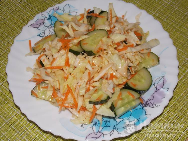Капустный салат с огурцом и свежей морковью