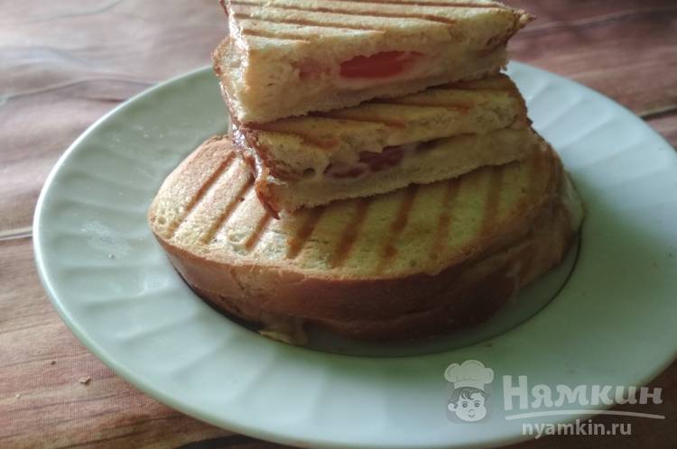 Сэндвич с колбасой, сыром и помидорами в мультипекаре