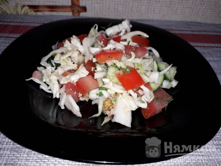 Салат из свежих овощей с грецким орехом