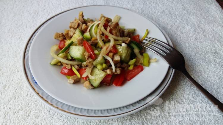 Мясной салат с овощами и соевым соусом