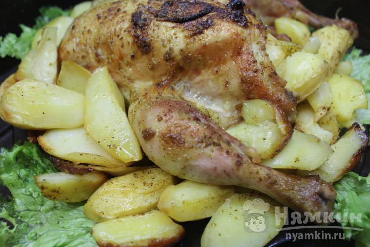 Запечённая курица с картофелем, чесноком и луком в духовке