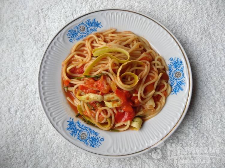 Диетические спагетти с лечо и кабачком
