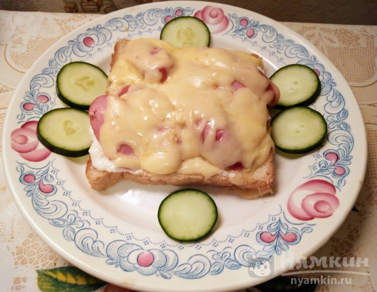 Сырный бутерброд с сосиской в микроволновке