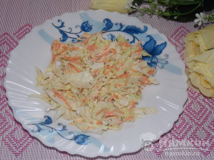 Капустный салат со свежей морковью и майонезом