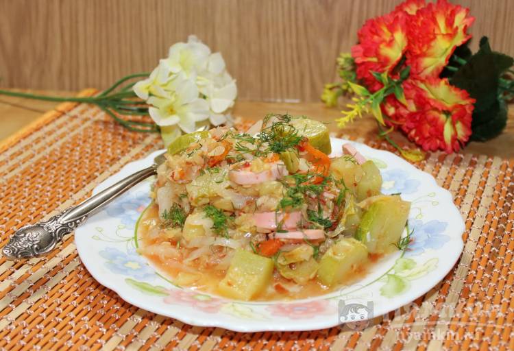 Овощное рагу с кабачками и сосисками