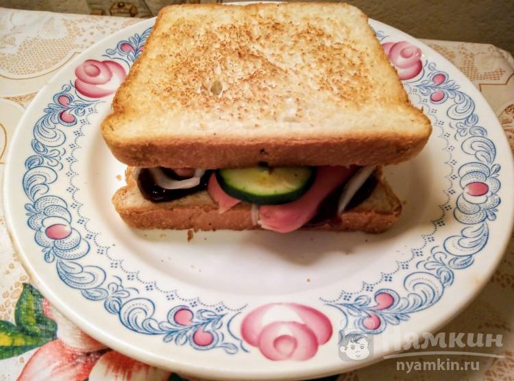 Сэндвич с сосиской и соусом барбекю 