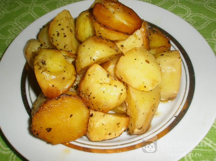 Картошка по-деревенски с базиликом и паприкой в духовке