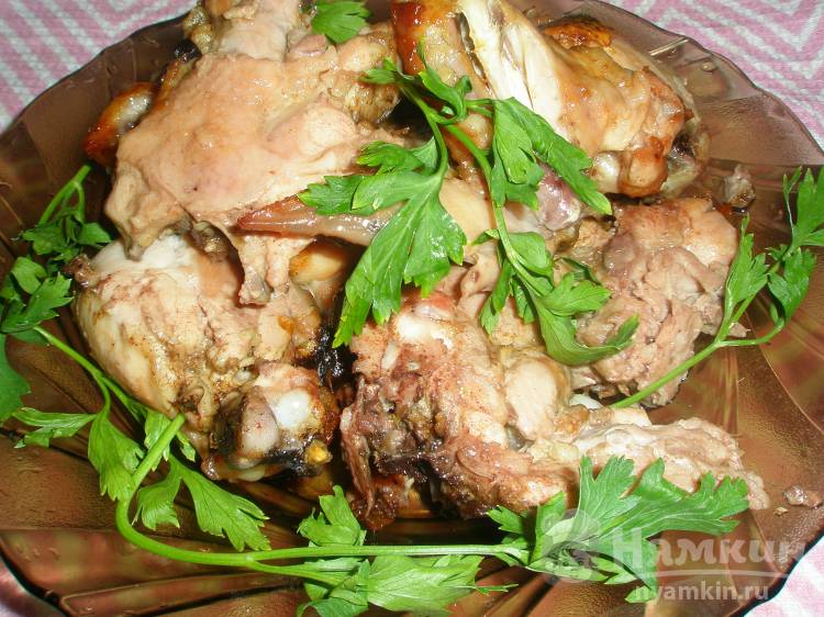 Запеченный цыпленок в чесночно-масляном маринаде
