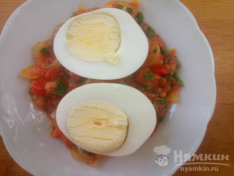 Вареные яйца с томатным соусом