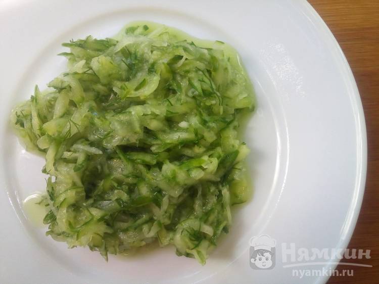 Салат из тертых огурцов Gurkensalat