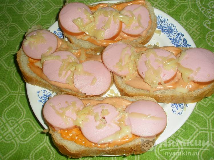 Бутерброды с сардельками и томатно-соевым соусом в микроволновке