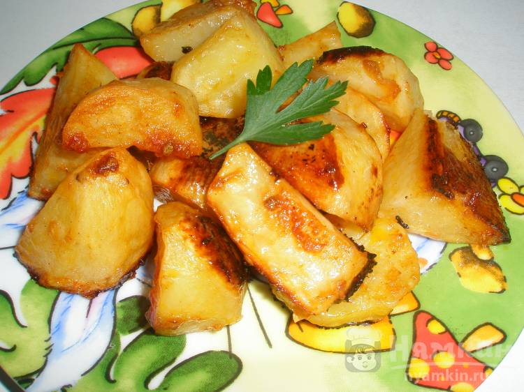 Картошка по-деревенски с томатом и чесноком