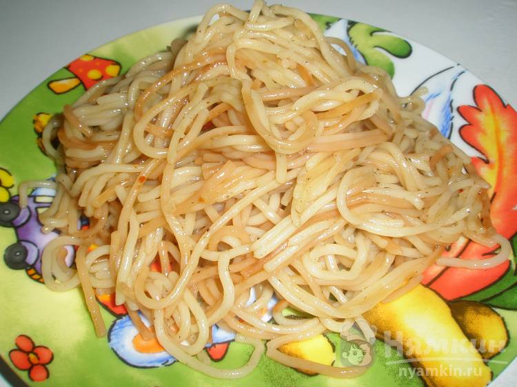 Жареные спагетти с соевым соусом и приправой для мяса