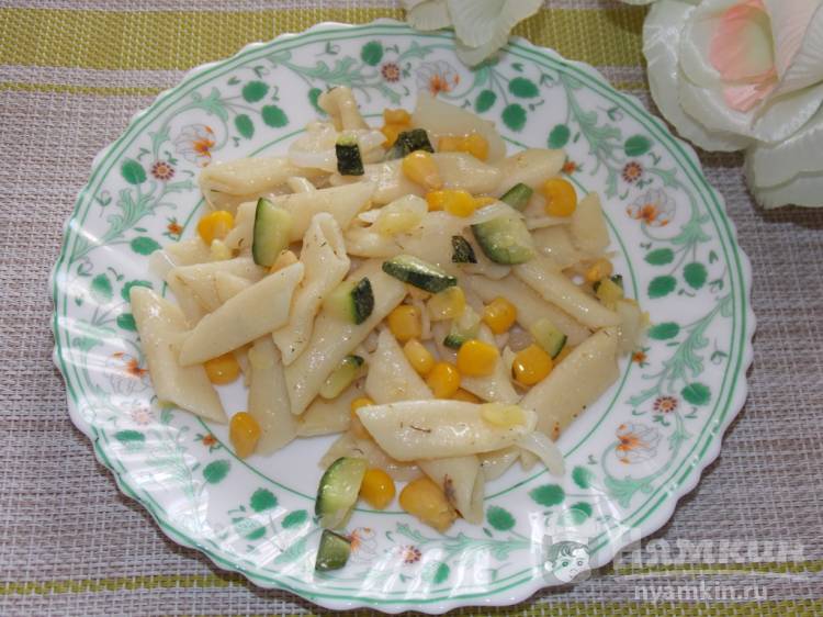 Макароны с кабачком и кукурузой на сковороде