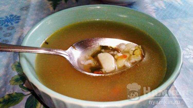Рисово-овощной суп с укропом, петрушкой и зеленым луком