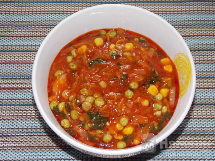 Зеленый горошек в томатном соусе на сковороде