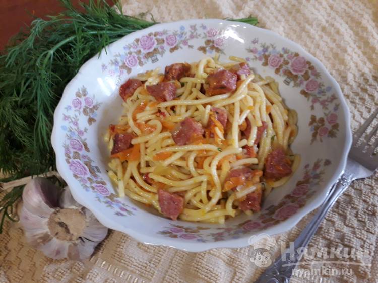 Спагетти с овощами и копчёной колбасой на сковороде