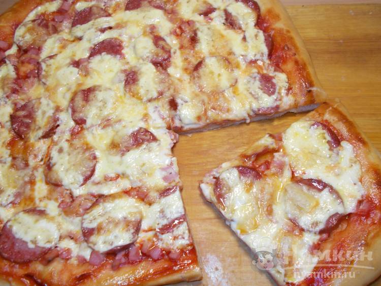 Пицца с двумя видами колбасы