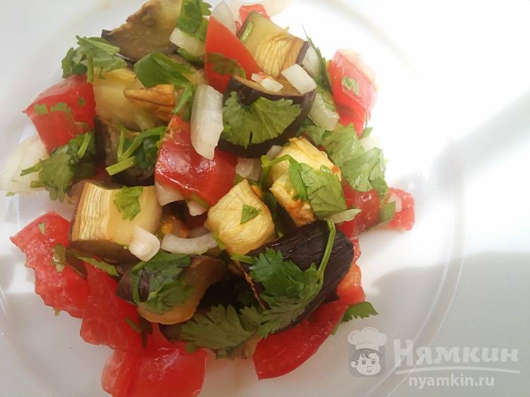 Салат с помидорами и запеченными баклажанами