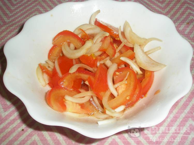 Салат из помидоров и лука с соевым соусом