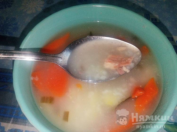 Рисовый суп с консервированным лососем и овощами