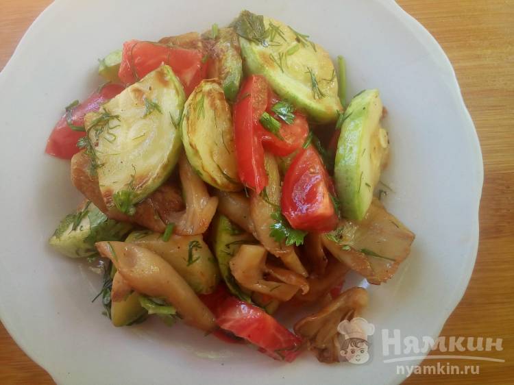 Овощной салат с кабачками и вешенками