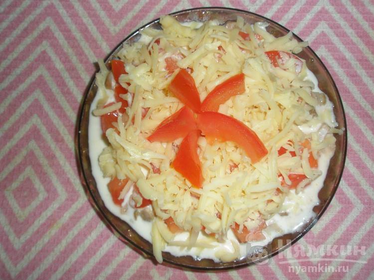 Слоеный салат салат Курица под томатно-сырной шубой