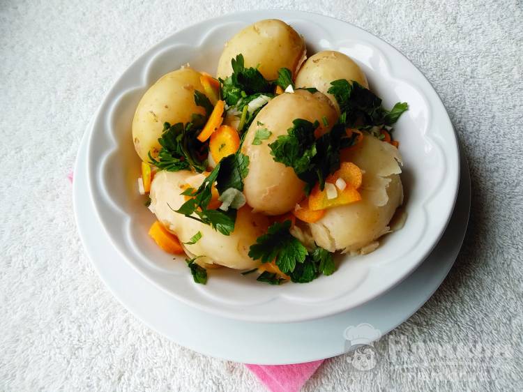 Вкусный молодой картофель отварной со сметаной и морковью
