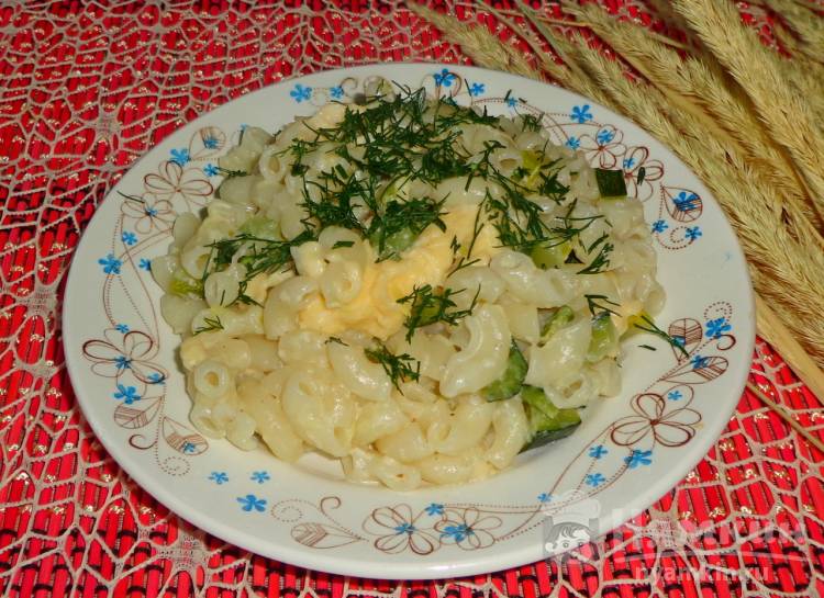 Макароны с кабачками и сыром на сковороде