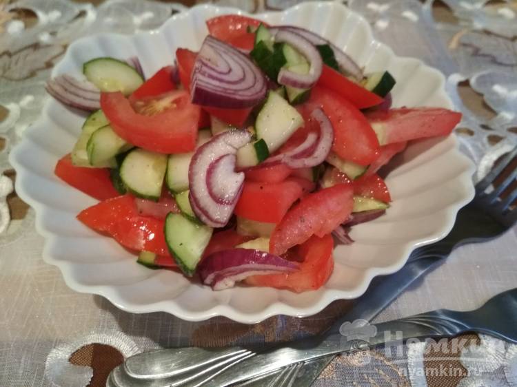 Салат с красным луком, помидорами и огурцами