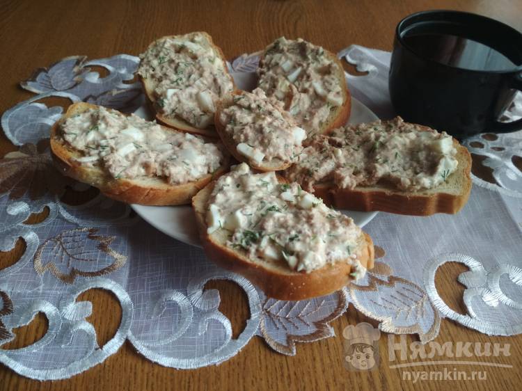 Вкусные тосты на завтрак с тунцом
