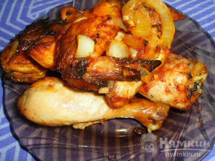 Курица в томате и приправе с луком в духовке