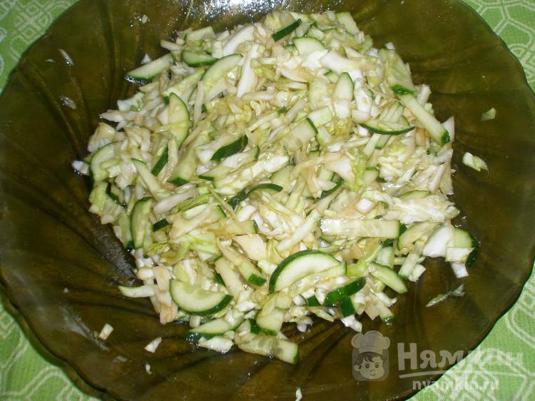 Салат из свежей капусты с огурцом в масляно-соевой заправке
