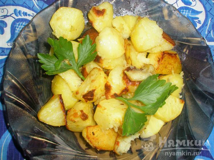 Картошка по-деревенски с овощной приправой и чесноком