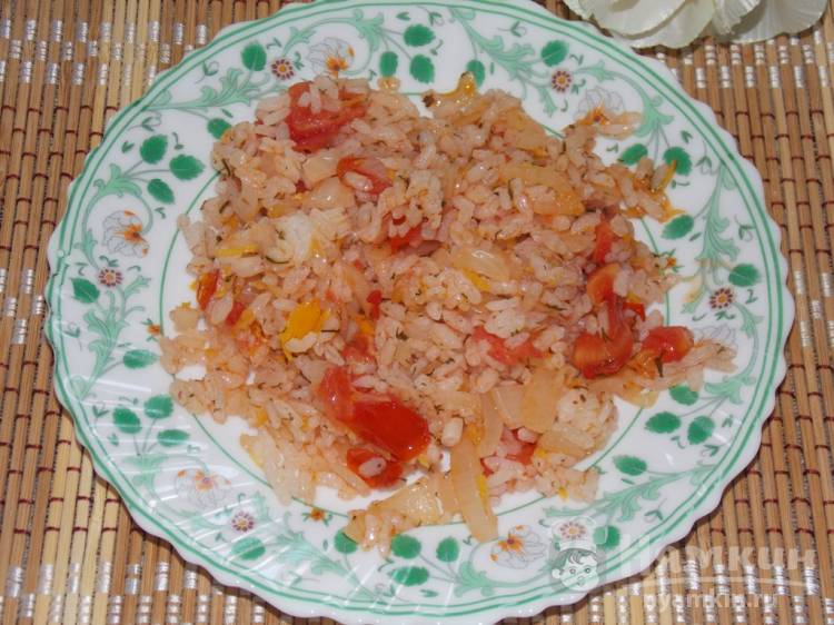 Рис с луком и помидором на сковороде