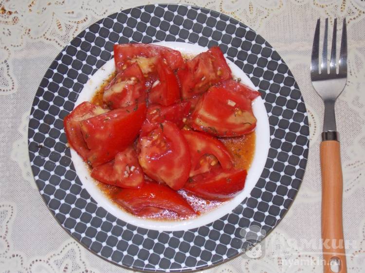 Пикантный салат из помидоров с чесноком