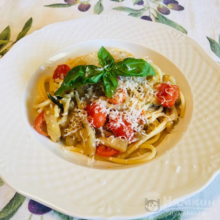 Спагетти с баклажаном и помидорами черри 