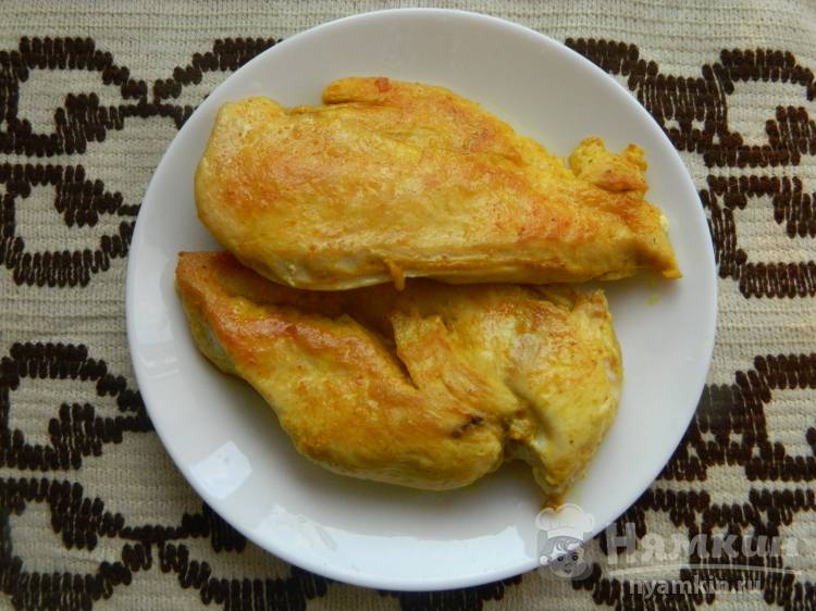Куриное филе с куркумой на сковороде