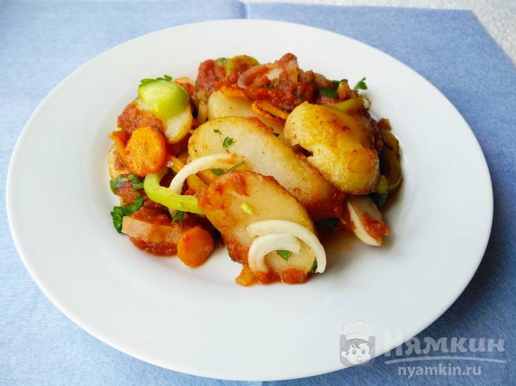 Жареный картофель в мундире со свежими овощами и острым соусом
