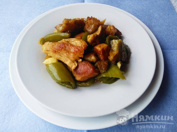 Жареное мясо на сковороде с овощами и чесноком на сковороде
