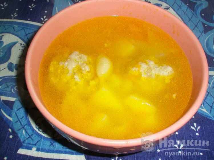 Суп с домашними фрикадельками и макаронами-ракушками