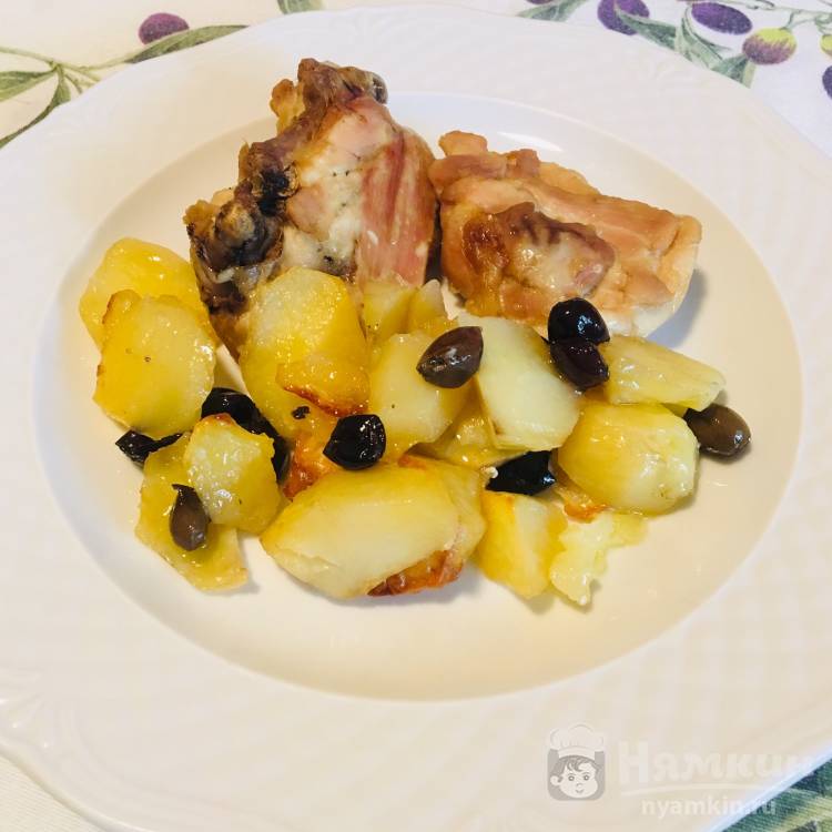 Запечённые куриные бёдра с картофелем и оливками