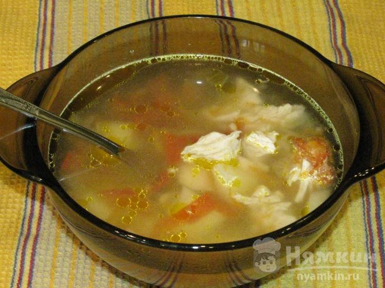 Легкий суп из куриной грудки с помидорами