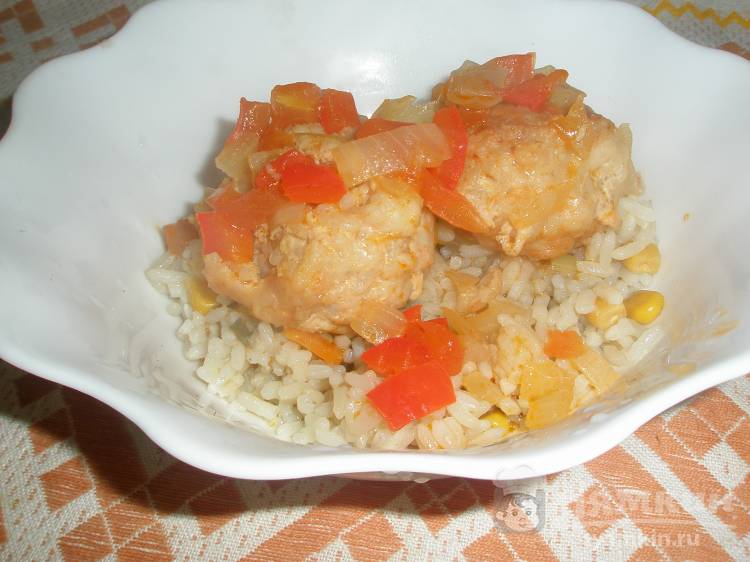 Тефтели с рисом и томатно-овощной подливой